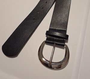 MEASUREMENTS waist 24"-32" Classic Black Belt with Silver Crescent Buckle